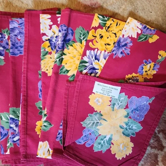 WILLIAMS SONOMA 68x108 Tablecloth with Eight Dinner Napkins. - Picture 5 of 6